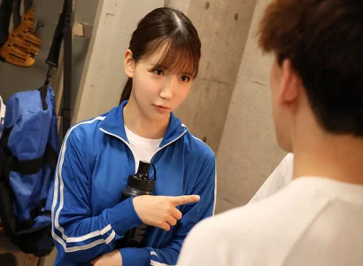 các chàng trai trong câu lạc bộ bóng đá quan hệ tập thể với cô gái xinh không mặc quần áo