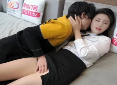 Cô thư ký đẹp bí mật phục vụ sếp vì tiền