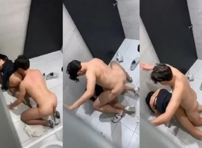 Đôi tình nhân quan hệ nhau trong WC quán bar